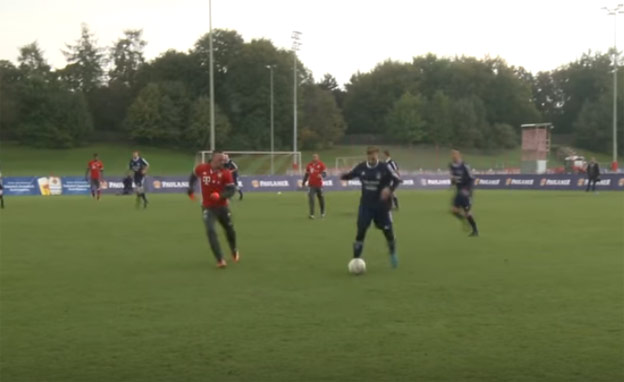 Hviezdy Bayernu si zahrali zápas proti amatérom. Jeden z nich si parádne vychutnal Riberyho! (VIDEO)