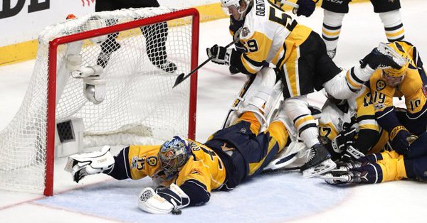 Pekka Rinne vychytal vo finále NHL Crosbyho a spol parádnym trojitým zákrokom. Fínsky komentátor takmer zošalel! (VIDEO)