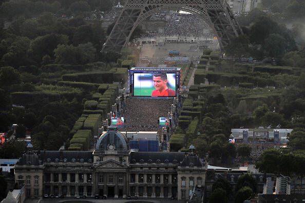 Skvelí fanúšikovia Francúzska tlieskali Ronaldovi, keď ho zraneného odnášali z trávnika! (VIDEO)