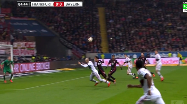 Robben a jeho nechutné simulovanie v zápase s Frankfurtom! (VIDEO)