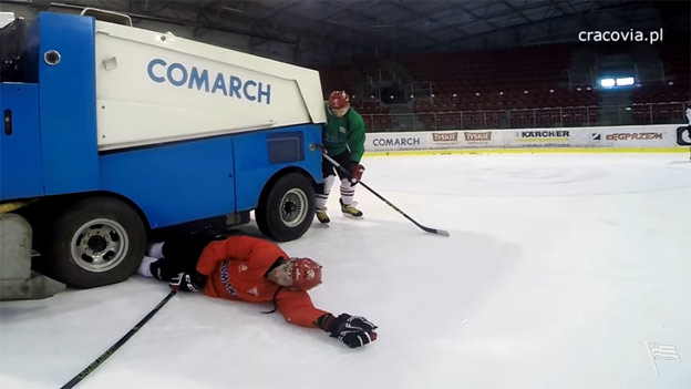 Perfektná Mannequin Challenge z Poľska: Hokejistu nabrala rolba! (VIDEO)