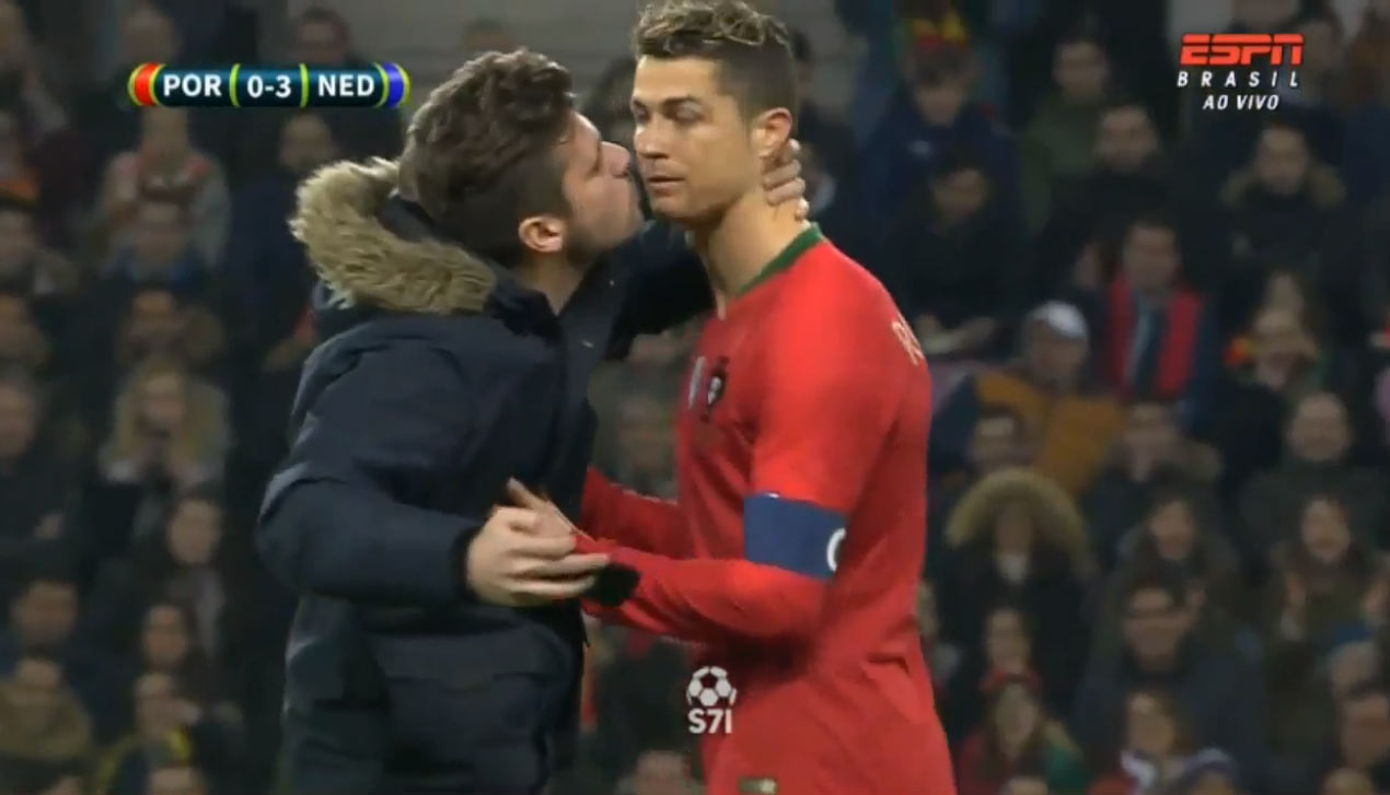Fanúšik Cristiana Ronalda vbehol na trávnik. Hviezdu Realu Madrid potom pobozkal! (VIDEO)