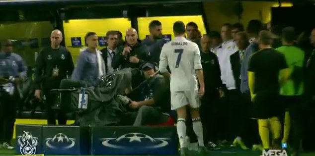 Ronaldo neveril rozhodcom a prišiel za kameramanom, aby mu ukázal jeho ofsajd! (VIDEO)