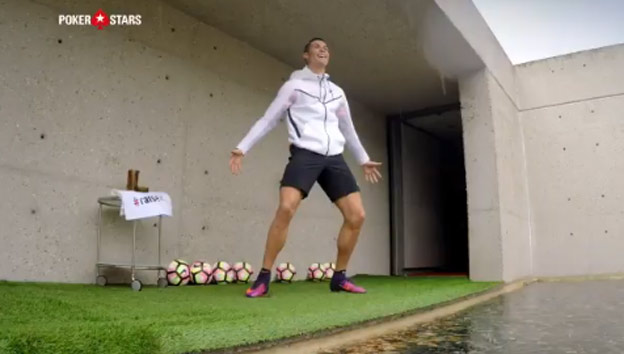 Cristiano Ronaldo potreboval iba 3 pokusy na zostrelenie dvoch lietajúcich dronov! (VIDEO)