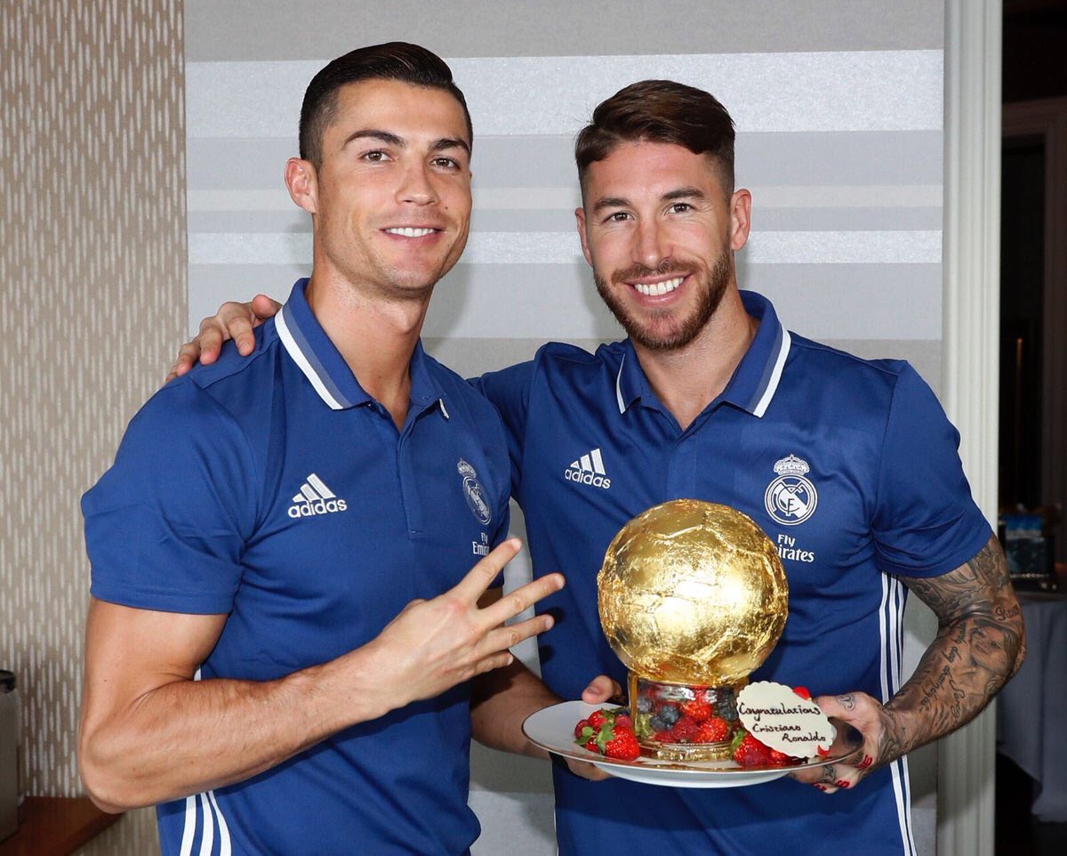 Sergio Ramos v mene Realu Madrid zagratuloval Ronaldovi s tortou v tvare Zlatej lopty! (VIDEO)