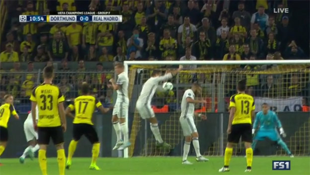 Jasná ruka Ronalda pri priamom kope Dortmundu. Rozhodca ako inak nič nevidel! (VIDEO)