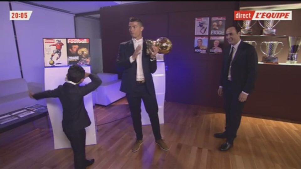 Ronaldo si chcel po zisku zlatej lopty ťlapnúť so synom. Ten si z otecka trochu vystrelil! (VIDEO)
