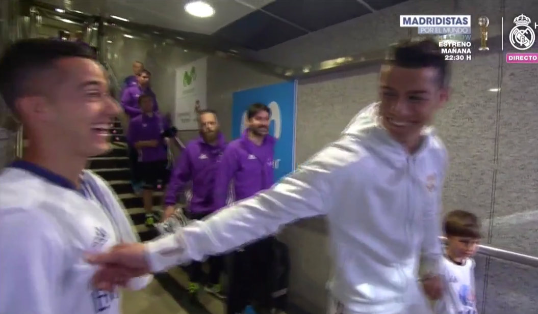 Ronaldo s Benzemom si vystrelili zo svojho spoluhráča v tuneli pred zápasom. Chceli ho zobrať za ruku ako malého maskota! (VIDEO)