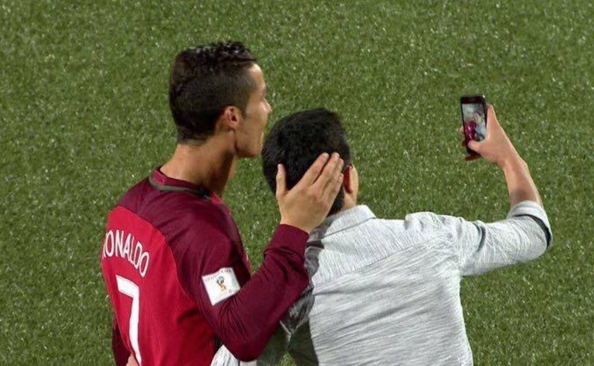 Cristiano Ronaldo znovu neodmietol selfie s fanúšikom, ktorý vbehol na trávnik! (VIDEO)