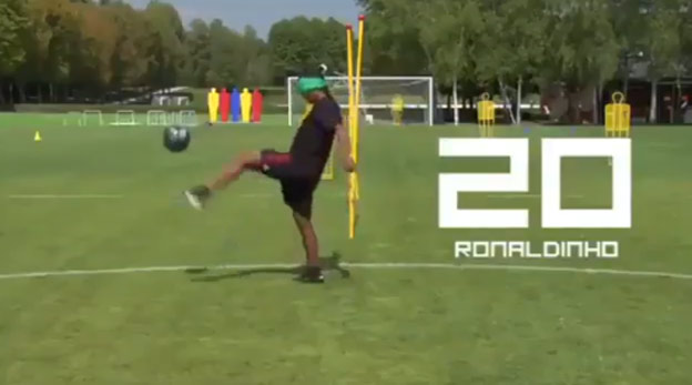 Futbalové hviezdy skúšajú žonglovať so zaviazanými očami. Potom prišiel Ronaldinho a ukázal, ako sa to robí! (VIDEO)