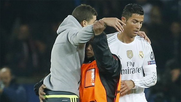 Fanúšik vbehol počas zápasu Ligy Majstrov na trávnik a objal Cristiana Ronalda (VIDEO)