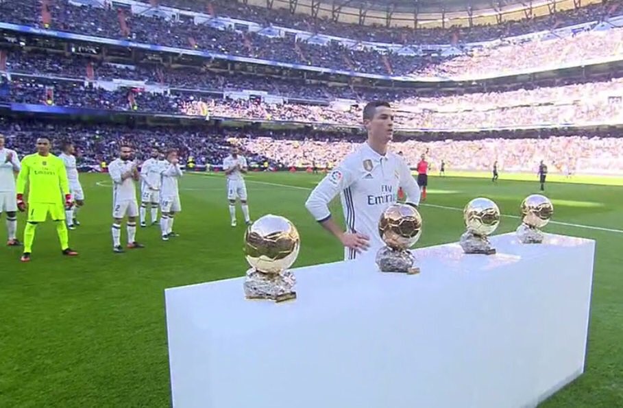 Cristiano Ronaldo pred dnešným zápasom po prvý raz ukázal fanúšikom na Santiago Bernabéu všetky 4 zlaté lopty! (VIDEO)