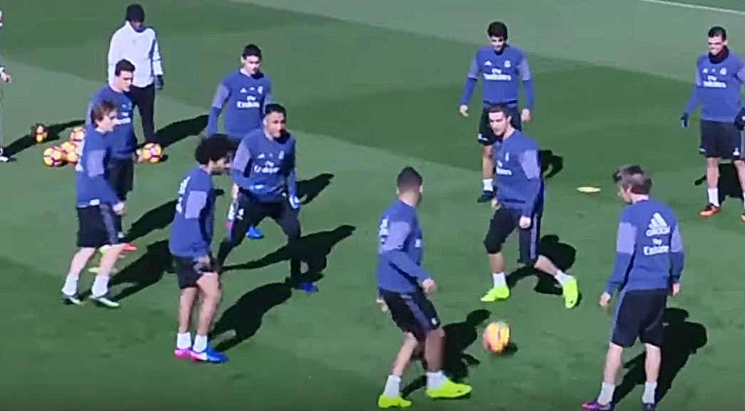 Cristiano Ronaldo dostal na tréningu jasličky od Casemira. Marcelo sa na tom dobre bavil! (VIDEO)