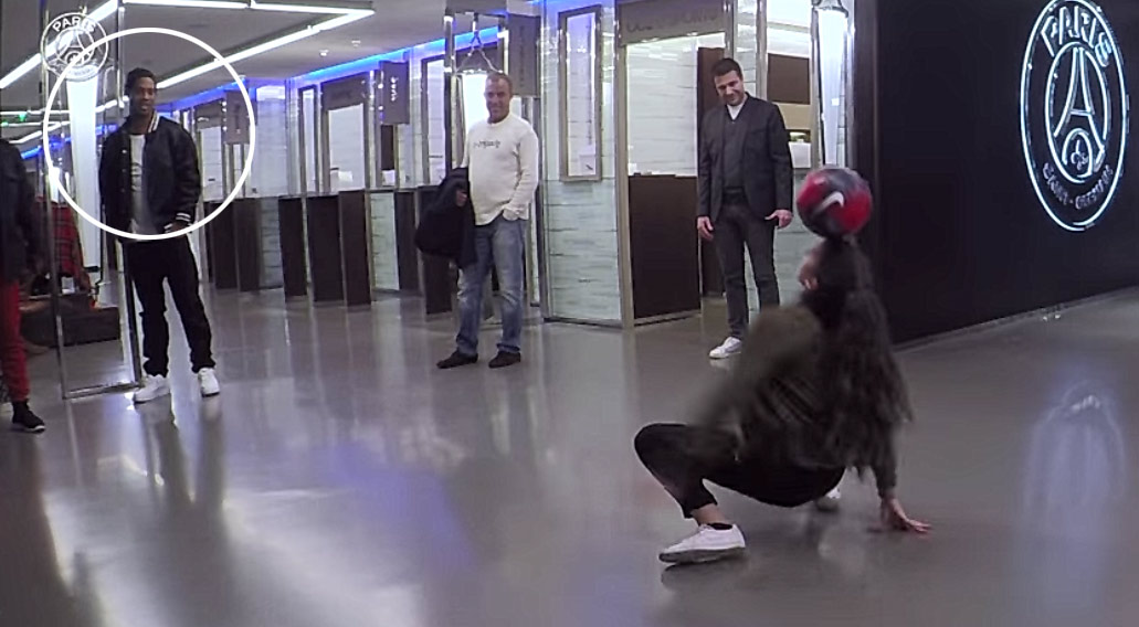 17-ročná freestylistka prekvapila na chodbe Ronaldinha. Ten sa k nej následne pridal! (VIDEO)