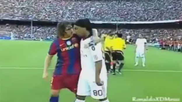 Spomienka: Keď sa Ronaldinho vrátil v drese AC Milán do Barcelony