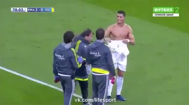 Ronaldo si počas zápasu s Villarrealom roztrhol dres, kustód mu potom podal náhradný Ramosa! (VIDEO)