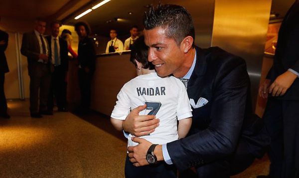 Krásne gesto: Ronaldo prekvapil malého chlapca, ktorý pri teroristickom útoku prišiel o rodičov! (VIDEO)