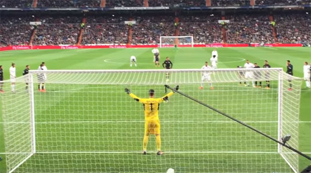 Divák si chcel natočiť penaltu Ronalda, výsledok Vás dobre pobaví! (VIDEO)