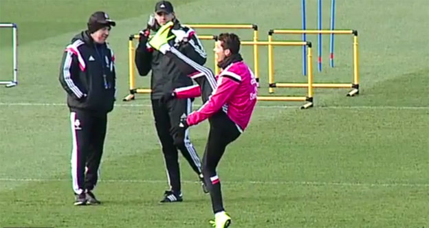 Carlo Ancelotti sa na tréningu snaží napodobniť Ronalda