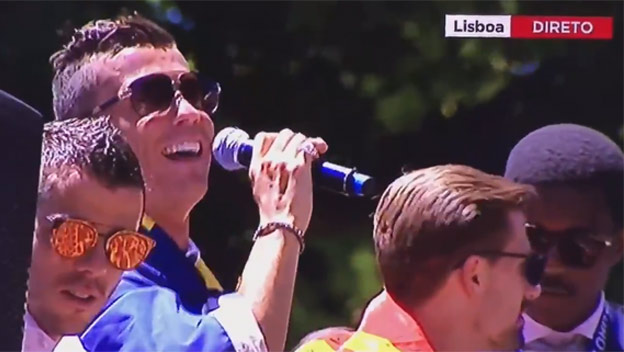 Stále lepšie ako Justin Bieber! Cristiano Ronaldo sa pokúšal spievať počas osláv! (VIDEO)