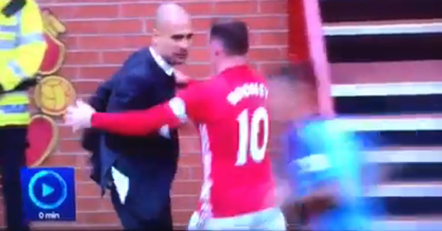 Konflikt medzi Rooneym a Guardiolom, ktorý mu pri čiare nechcel dať loptu! (VIDEO)