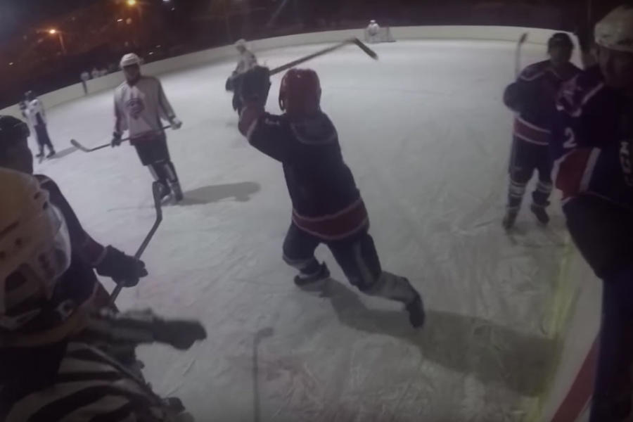 Totálny šialenec v ruskej lige: Za tento atak na rozhodcu dostal doživotný zákaz hrať hokej! (VIDEO)