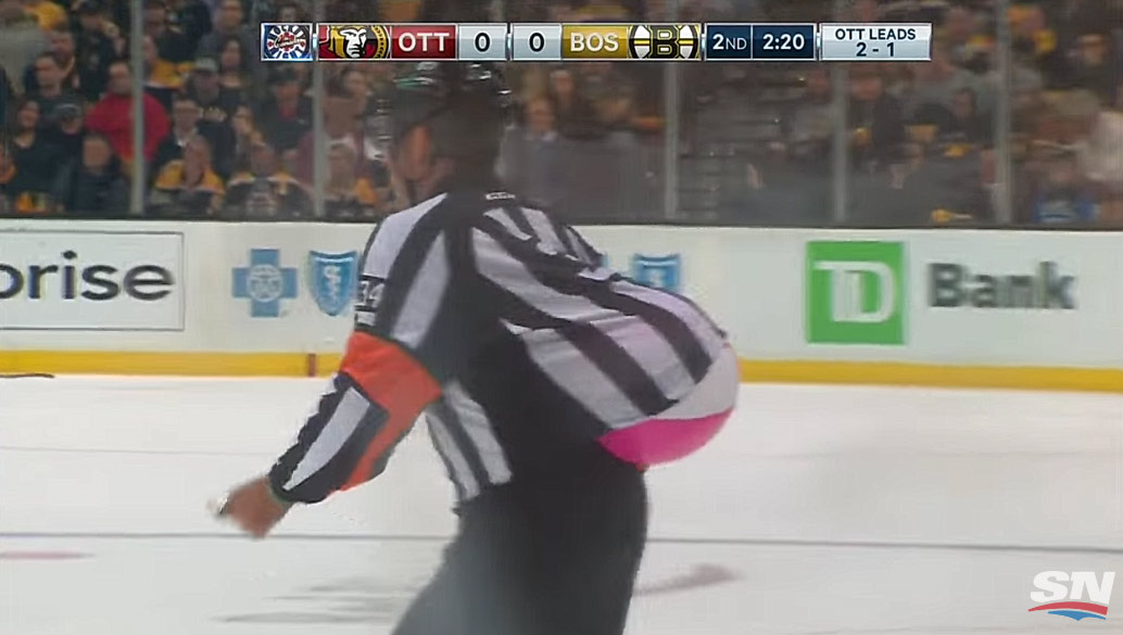 Pohotový rozhodca v NHL hitom Internetu: Nechcel prerušiť hru a tak si nafukovaciu loptu schoval do dresu! (VIDEO)