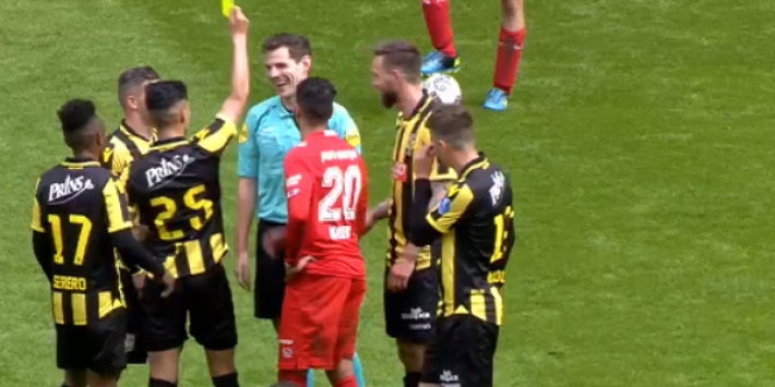 Hráč v Holandsku ukázal hlavnému rozhodcovi žltú kartu za simulovanie. Arbiter to zobral s úsmevom! (VIDEO)