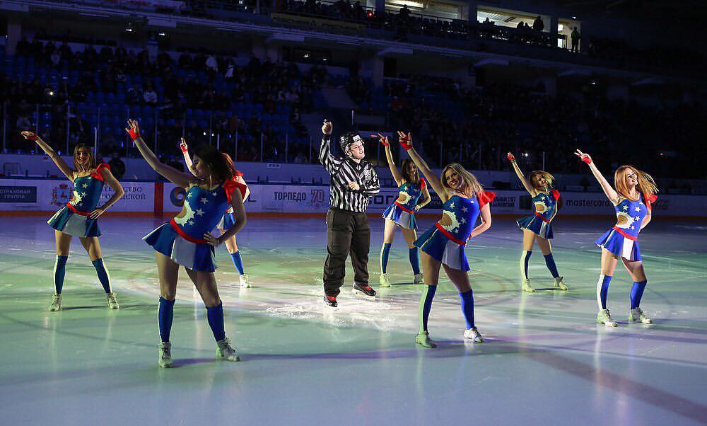 Toto tu ešte nebolo: Rozhodca pred zápasom KHL začal tancovať s roztlieskavačkami! (VIDEO)