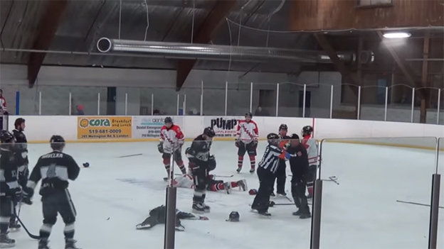 Rozhodca dal facku mladému hráčovi, jeho tréner skočil na ľad a rozhodcu knokautoval! (VIDEO)