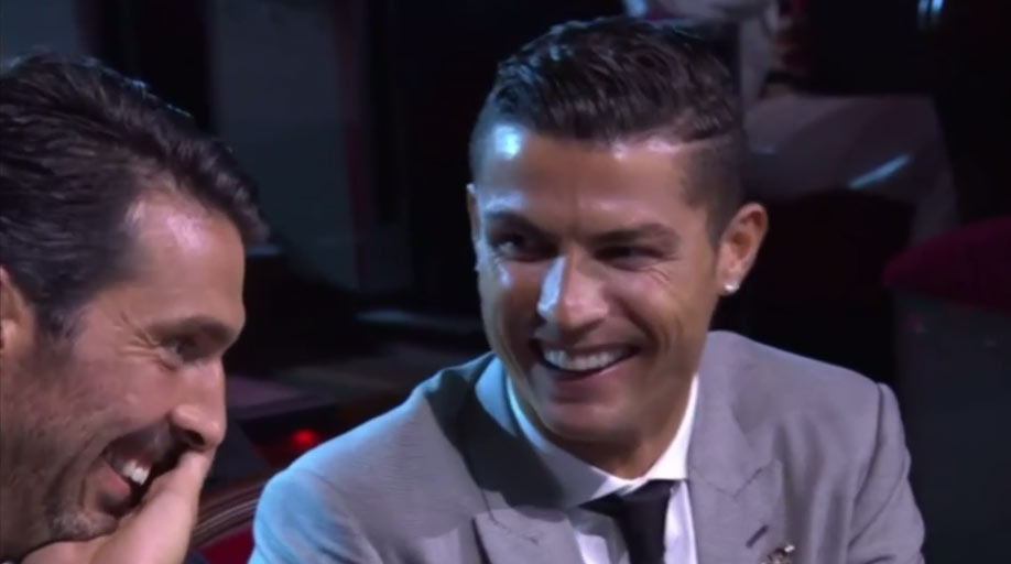 Cristiano Ronaldo epickou reakciou pobavil Buffona na dnešnom galavečeri UEFA: Najťažšie bolo streliť gól proti tomuto starému pánovi! (VIDEO)