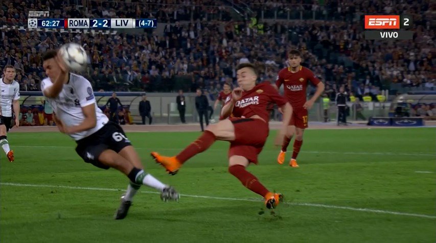 Ďalšia obrovská chyba rozhodcov: AS Rím mal po jasnej ruke Liverpoolu kopať penaltu! (VIDEO)