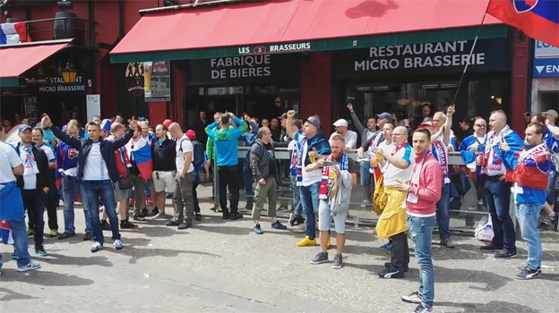 Slovenskí fanúšikovia skandujú pred zápasom v uliciach Lille: Rusi majú dneska po p*či! (VIDEO)