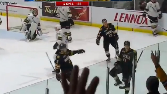 Adam Ružička strelil v OHL ďalší parádny gól. Tentoraz sa obtočil okolo bránky súpera! (VIDEO)