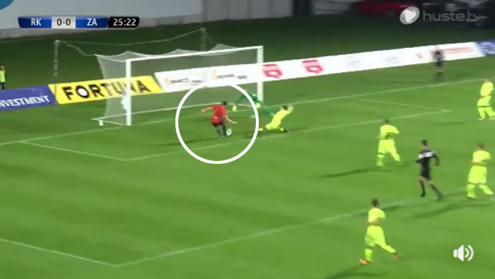 Neuveriteľné zlyhanie futbalistu Ružomberka vo včerajšom zápase so Žilinou. Prázdnu bránu netrafil z dvoch metrov! (VIDEO)