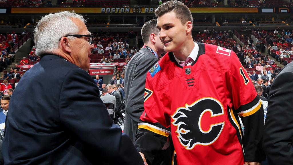 Naša draftová jednotka Adam Ružička: Pozrite si jeho prvé slová v drese Calgary Flames! (VIDEO)