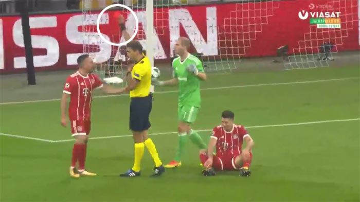 Rozhodca chcel dať Ribérymu v Lige Majstrov žltú kartu za protesty. Pomýlil sa a ukázal mu červenú! (VIDEO)