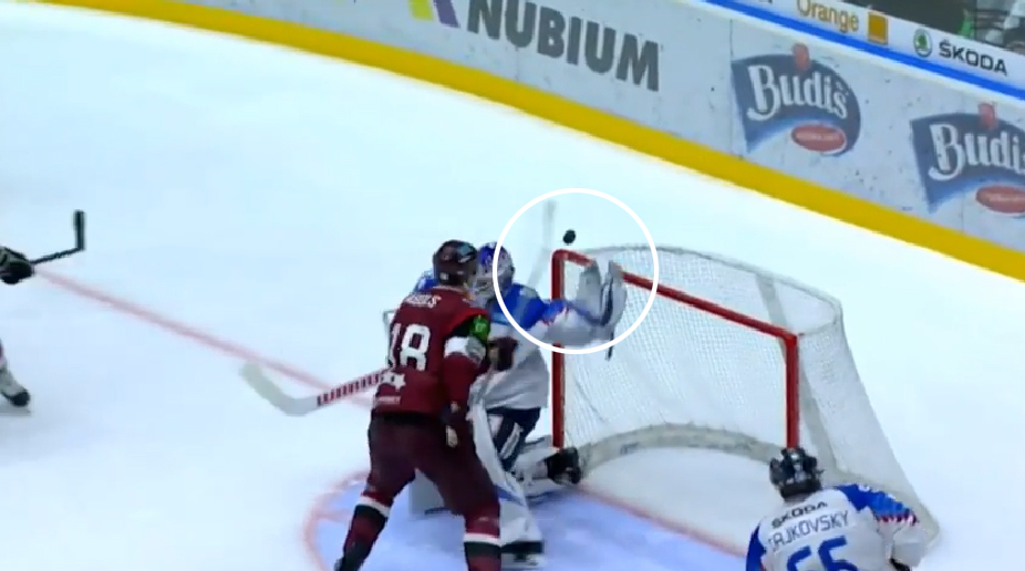 Patrik Rybár so zákrokom ako z NHL. Pozrite si jeho zázračné vyrazenie puku lapačkou v zápase s Lotyšskom! (VIDEO)