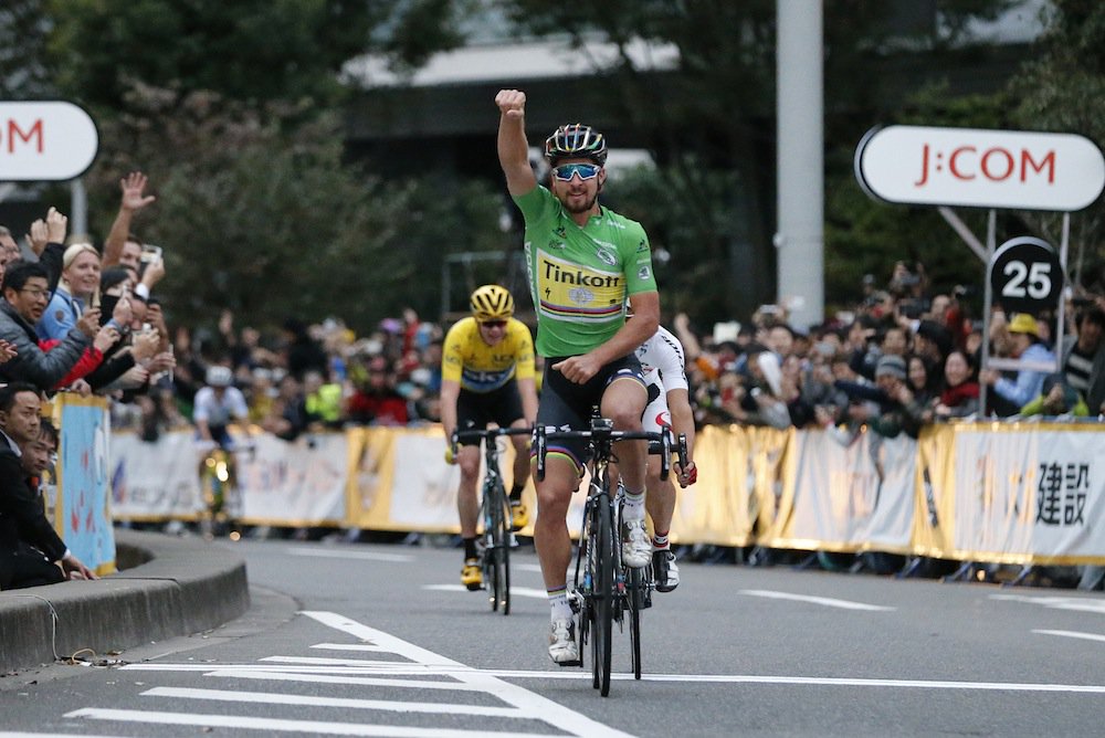 Peter Sagan vyhráva kam príde: Na dnešných pretekoch v Japonsku vo finiši takto prešpurtoval Frooma! (VIDEO)