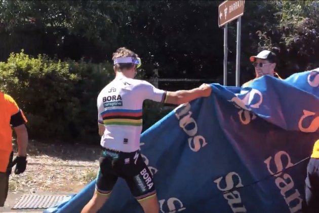 Peter Sagan po skončení etapy pomáhal organizátorom upratovať trať! (VIDEO)