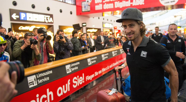 Sagan je už doma: Na letisku ho privítal naživo aj Sajfa (VIDEO)