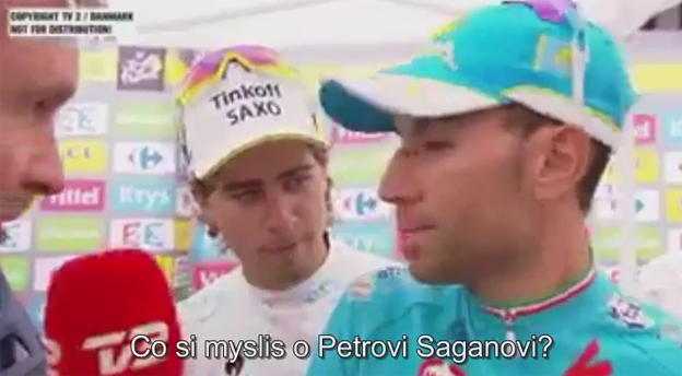 Peter Sagan sa znovu zabával, najskôr chcel so šprintérmi do úniku a po etape prerušil rozhovor s cyklistom! (VIDEO)