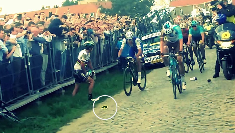 Saganov konkurent zrejme úmyselne prešiel po jeho okuliaroch! (VIDEO)