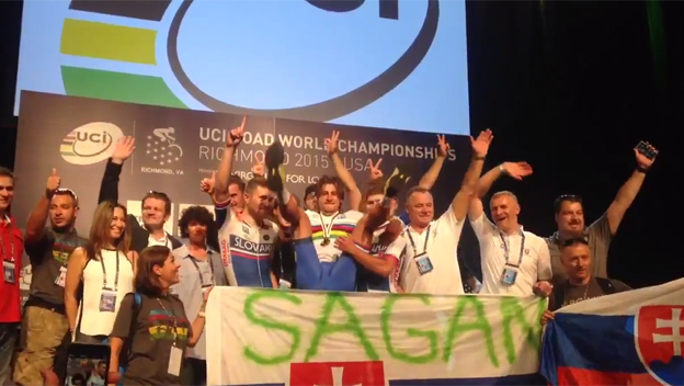 Peter Sagan sa zabáva aj cez etapu: Pozrite si jeho debatu s kolegom počas dnešnej etapy (VIDEO)