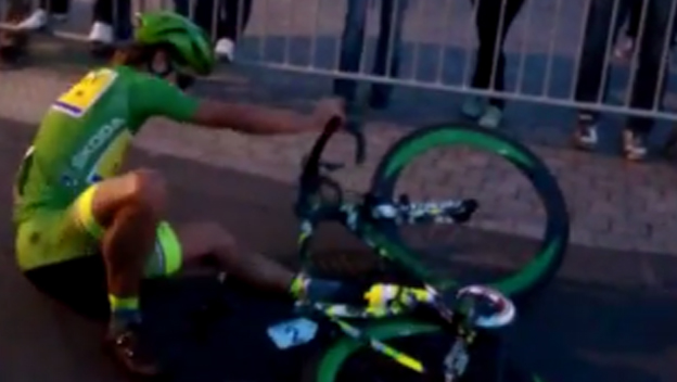 Sagan spadol pri jazde na zadnom kolese počas exhibície po Tour de France (VIDEO)