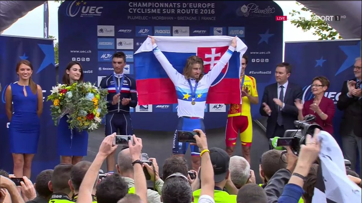 Peter Sagan si so slovenskou vlajkou preberá zlatú medailu na Majstrovstvách Európy! (VIDEO)