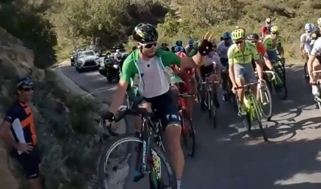 Fanúšik chcel od Sagana v ťažkom stúpaní jazdu na zadnom kolese, pozrite si jeho reakciu! (VIDEO)