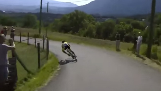 Takto reže zákruty Sagan: Posledné kilometre z pohľadu kameramana na motorke (VIDEO)