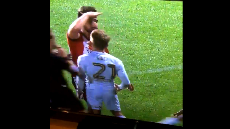 Komický moment z druhej anglickej ligy: Futbalista Brentfordu sa smeje z výšky malého útočníka Leedsu! (VIDEO)
