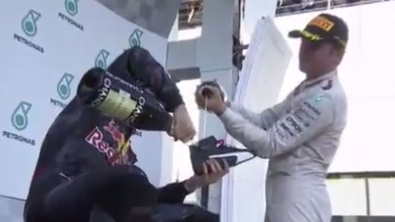 Pretekár F1 Daniel Ricciardo splnil sľub: Po prvom triumfe v kariére pil šampanské zo svojej topánky! (VIDEO)